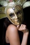 34262358616-364632-portrat-der-jungen-frau-in-eine-venezianische-maske.