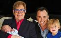 70407_596x373_19111_Elton-John-e-David-Furnish-papa.