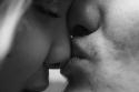 81579_black-and-white-couple-cute-kiss-photography-Favim_com-276766_large.