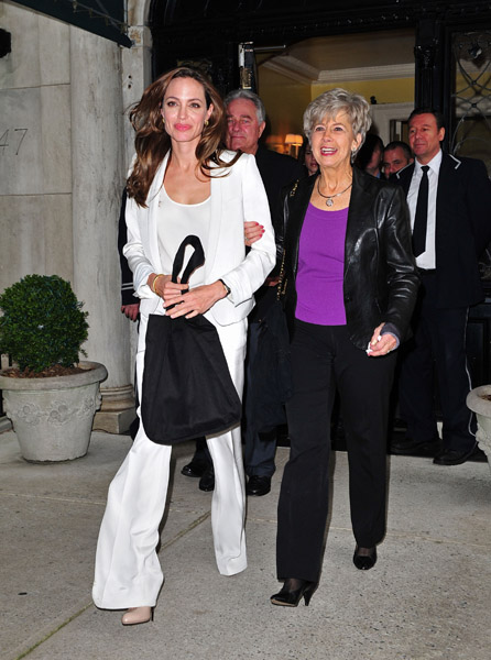 1733Angelina-Jolie-arrives-to-the-Mandarin-Oriental-Hotel2.jpg