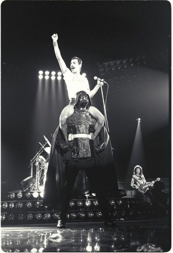 [Изображение: 21206_freddie-mercury-Darth-Vader-pesochnica-603936.jpg]