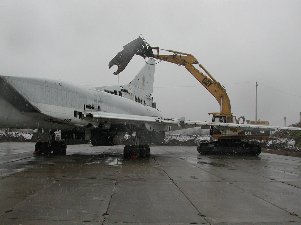 3071_TU-22_scrapyard.jpg